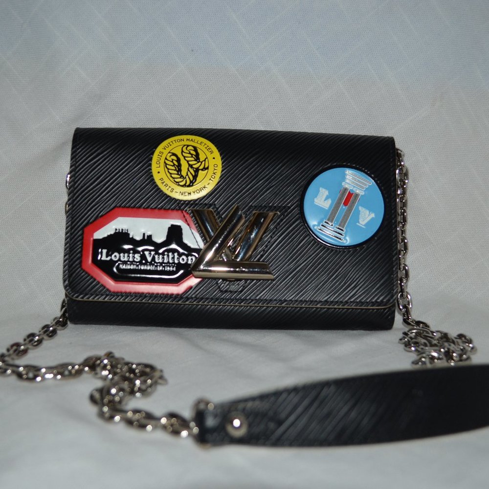 $3800  Louis Vuitton Epi World Tour Twist Chain Wallet Noir Black Crossb…